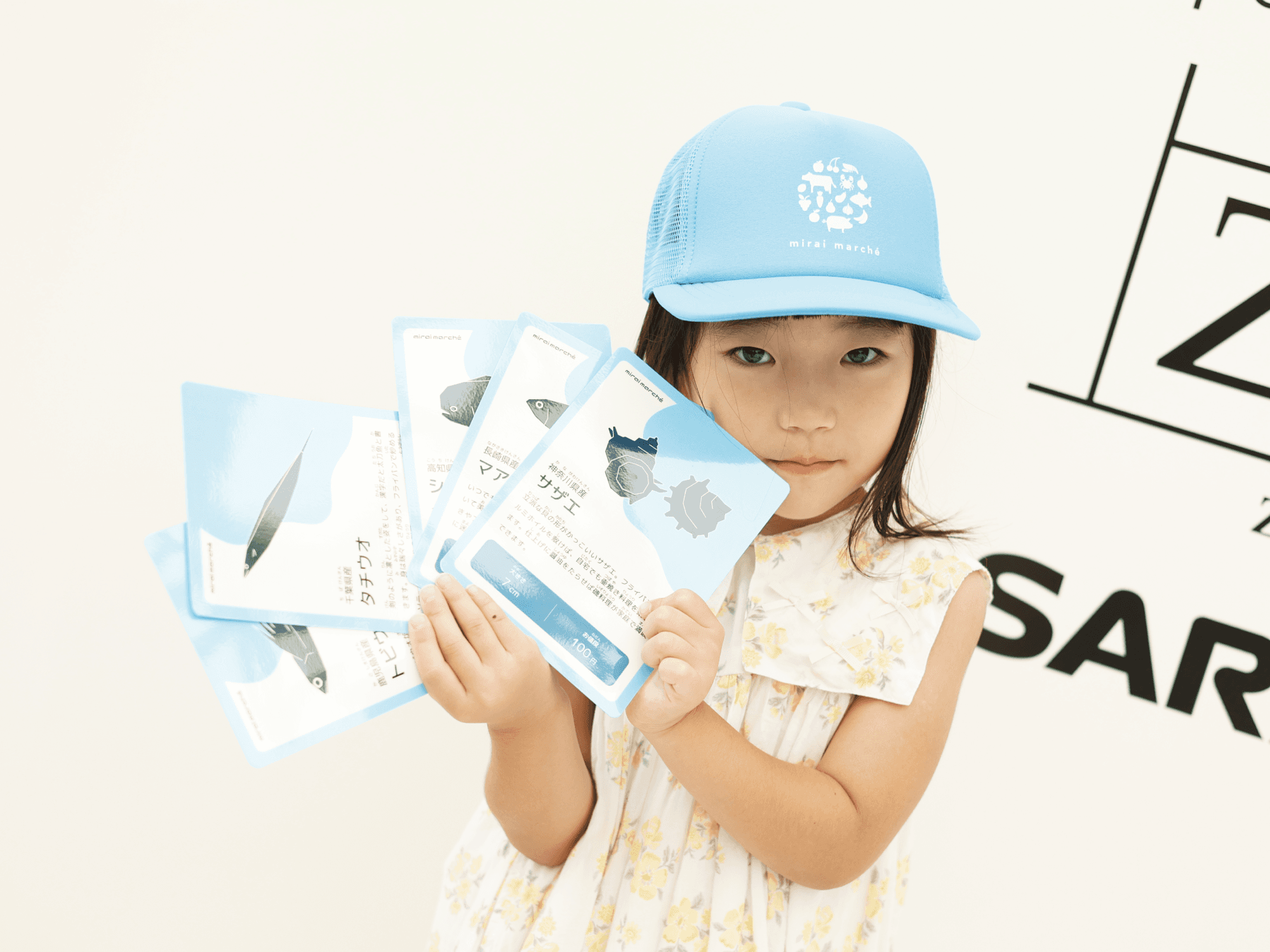 トビウオやシイラなど、うみのちがうばしょでとれるさかなを　じょうずにそろえてるね。とくにタチウオは　ながくてギンいろにひかって、おみせにおくととってもめだつんだ。ねだんのやすいものと　たかいもののバランスもばっちりで、バイヤーとして　すごくセンスのいいせんたくだよ。さんかしてくれてありがとう！