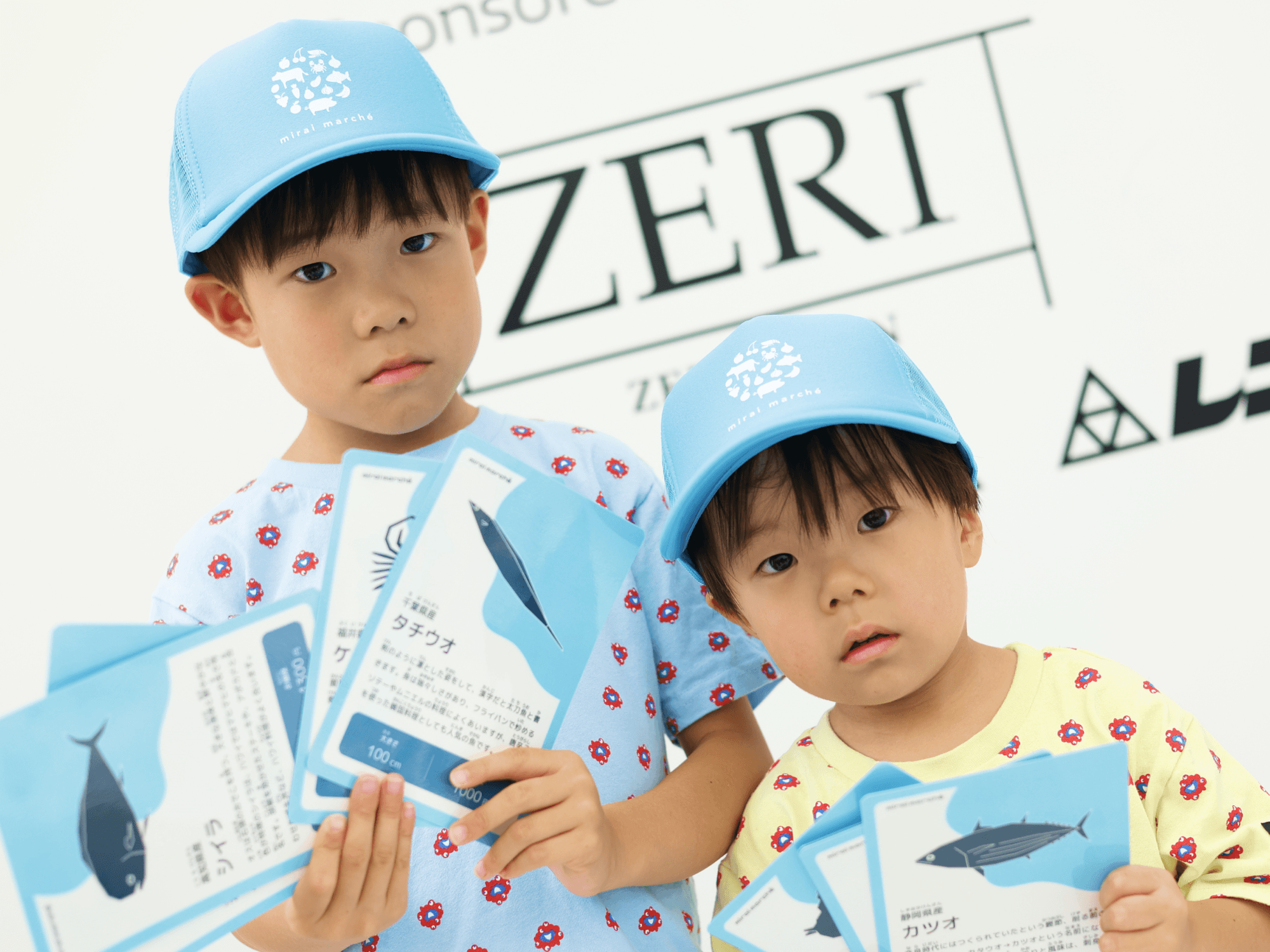 タチウオとシイラは　おきゃくさんがよろこんでみてくれるおさかなだね。カツオやイカは　きょうのごはんにもぴったりで　かってもらいやすい。チームワークばつぐんの　すばらしい　しなぞろえだね！おそろいのカードもゲットできたかな？ふたりでさんかしてくれてありがとう！