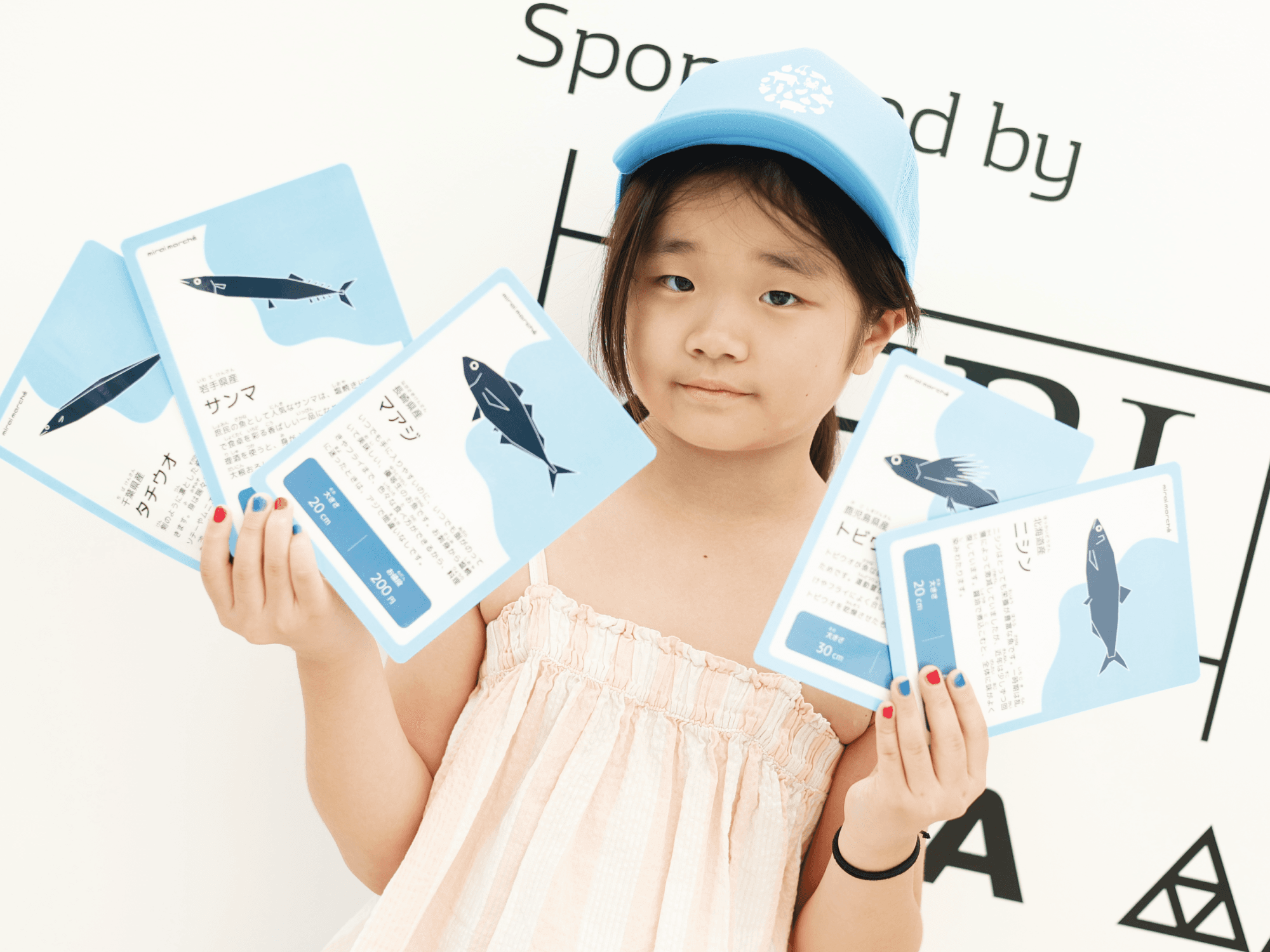 ぎんいろにかがやくおさかなが　せいぞろいで、とてもいいね！おなじいろのおさかなを　びっしりとならべることで、いきおいがでて、しんせんで　おいしいおさかなが　たくさんそろっている　スーパーだと　おきゃくさんにかんじてもらえるよ。きらきらした　すてきなしなぞろえだね！さんかしてくれてありがとう！