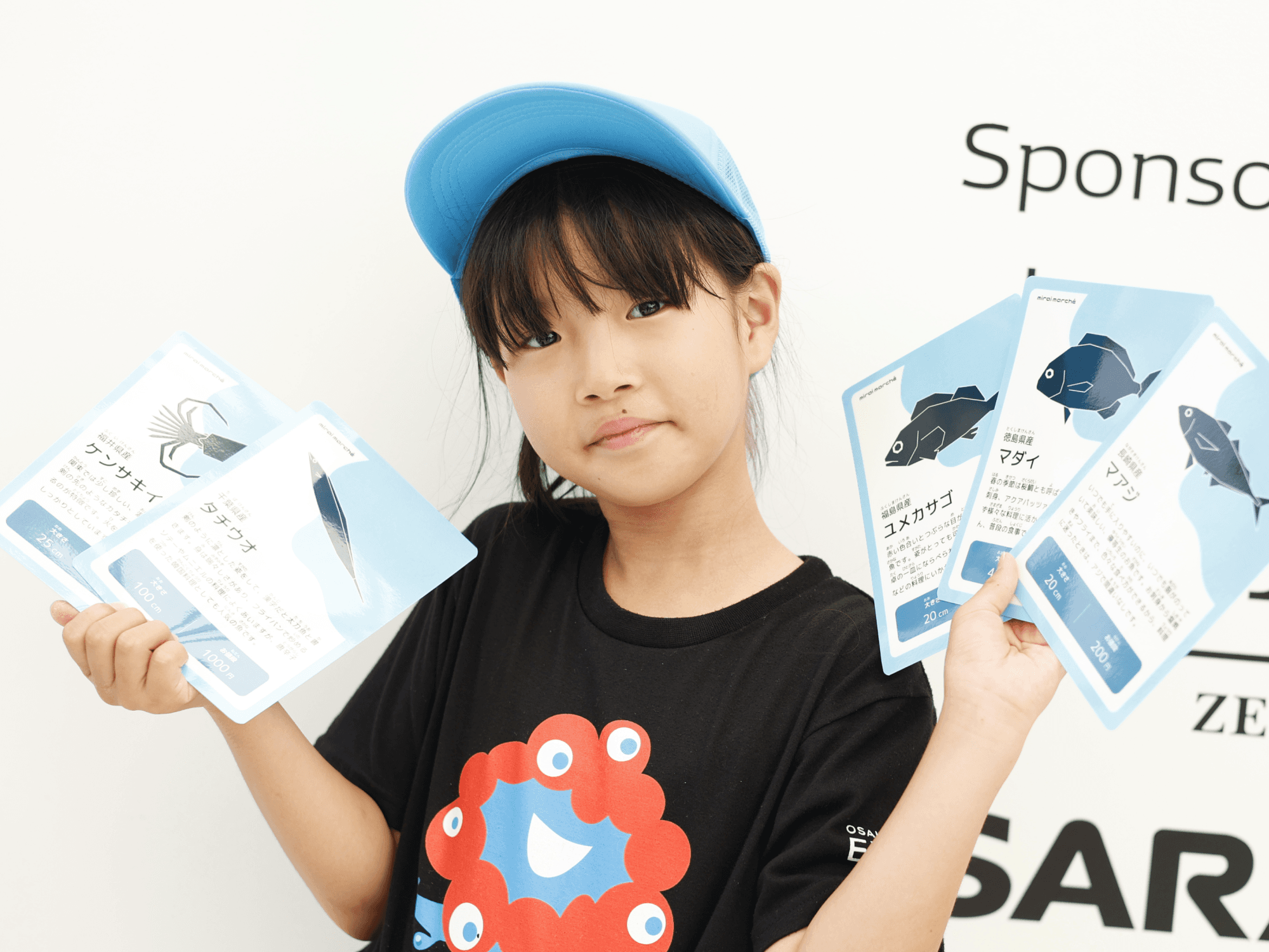 タチウオやマダイみたいに　ごうかでめだつおさかなと、マアジやユメカサゴのように　こぶりでかわいいおさかなを、バランスよくそろえているね。ケンサキイカのアクセントもばっちり！いろどりもゆたかでたのしいラインナップ。ていねいでやさしさのかんじられる、すてきなうりばになったね！さんかしてくれてありがとう！