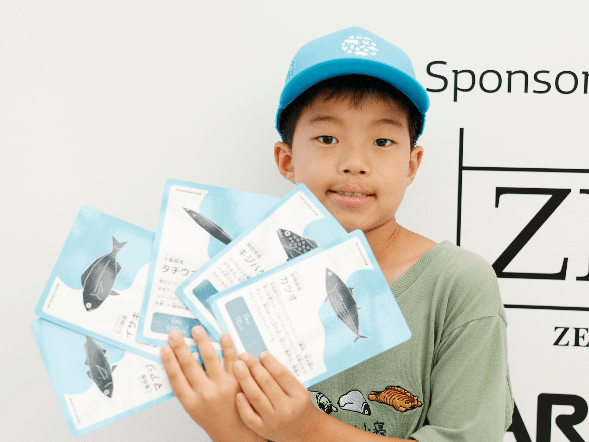 キジハタ、タチウオ、イサキと、大きなお魚でおきゃくさんをしっかり引きつける、いいえらびかただね！ほかのお魚にまけないように、大きめのカツオとマアジをえらんだのもいいポイント。ちからづよくて、いきおいのある、かっこいいうりばになったね！さんかしてくれてありがとう！