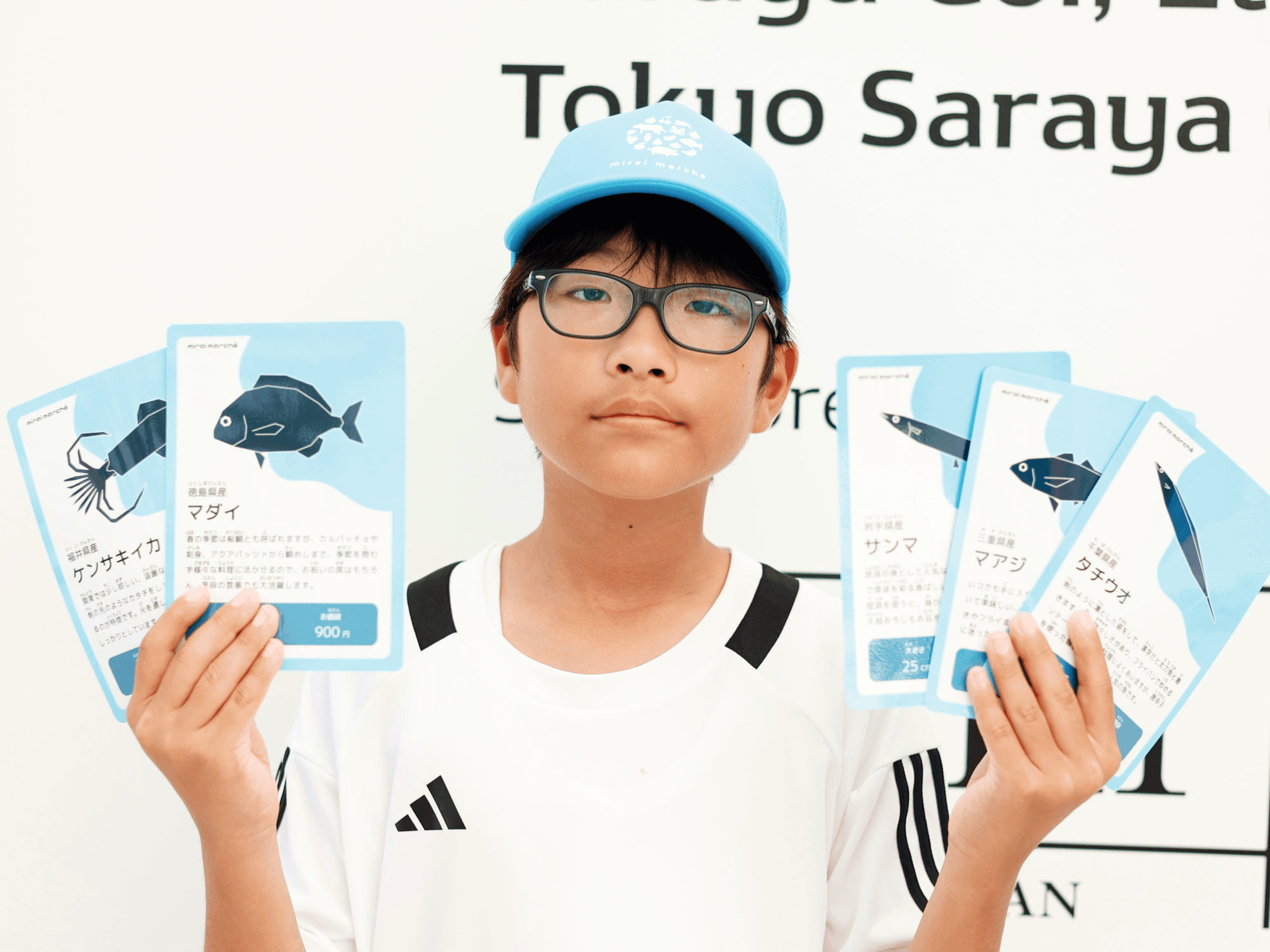 タチウオでおきゃくさんの目を引いて、タイ、サンマ、イカ、アジのゆうめいなお魚でしょうぶする、いいさくせんだね！おねだんも、いろんなおきゃくさんにえらんでもらえる、バランスのとれたラインナップ。プロのバイヤーも顔まけの、かんぺきなえらびかただよ。さんかしてくれてありがとう！